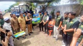 Bupati Bireuen, Ir H Mukhlis, ST menyerahkan secara simbolis bantuan Alsintan kepada lima brigade pangan di Kompleks BPP Peudada, Senin (20/7) pagi.