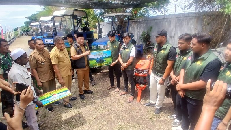 Bupati Bireuen, Ir H Mukhlis, ST menyerahkan secara simbolis bantuan Alsintan kepada lima brigade pangan di Kompleks BPP Peudada, Senin (20/7) pagi.