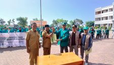 Bupati Bireuen, Ir H Mukhlis, ST terima penyerahan mahasiswa KKN USK dari Direktur Direktorat Kemahasiswaan dan Kewirausahaan, Dr Ir Wira Dharma, S.Si.,MSi.,MP.,IPM, di Kapuspemkab, Selasa (7/7)