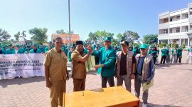 Bupati Bireuen, Ir H Mukhlis, ST terima penyerahan mahasiswa KKN USK dari Direktur Direktorat Kemahasiswaan dan Kewirausahaan, Dr Ir Wira Dharma, S.Si.,MSi.,MP.,IPM, di Kapuspemkab, Selasa (7/7)