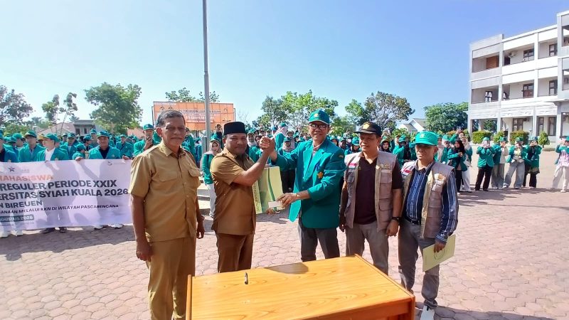 Bupati Bireuen, Ir H Mukhlis, ST terima penyerahan mahasiswa KKN USK dari Direktur Direktorat Kemahasiswaan dan Kewirausahaan, Dr Ir Wira Dharma, S.Si.,MSi.,MP.,IPM, di Kapuspemkab, Selasa (7/7)