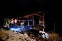Petugas pemadam menyiram dapur masak/sale kopra yang terbakar di Gampong Cot Bada, Kecamatan Jeumpa, Rabu (29/7) malam