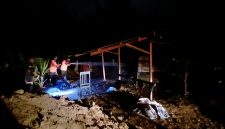 Petugas pemadam menyiram dapur masak/sale kopra yang terbakar di Gampong Cot Bada, Kecamatan Jeumpa, Rabu (29/7) malam