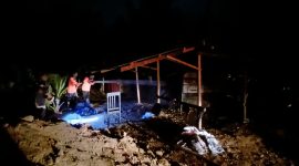 Petugas pemadam menyiram dapur masak/sale kopra yang terbakar di Gampong Cot Bada, Kecamatan Jeumpa, Rabu (29/7) malam