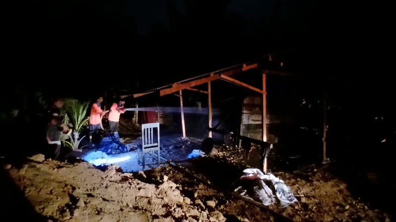 Petugas pemadam menyiram dapur masak/sale kopra yang terbakar di Gampong Cot Bada, Kecamatan Jeumpa, Rabu (29/7) malam