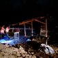 Petugas pemadam menyiram dapur masak/sale kopra yang terbakar di Gampong Cot Bada, Kecamatan Jeumpa, Rabu (29/7) malam