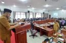 Wakil Bupati Bireuen, Ir H Razuardi, MT menyampaikan sambutan di ruang sidang DPRK, Selasa (14/7) pagi.
