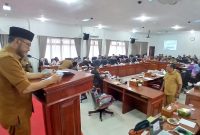 Wakil Bupati Bireuen, Ir H Razuardi, MT menyampaikan sambutan di ruang sidang DPRK, Selasa (14/7) pagi.