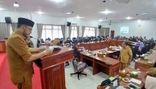 Wakil Bupati Bireuen, Ir H Razuardi, MT menyampaikan sambutan di ruang sidang DPRK, Selasa (14/7) pagi.