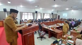 Wakil Bupati Bireuen, Ir H Razuardi, MT menyampaikan sambutan di ruang sidang DPRK, Selasa (14/7) pagi.