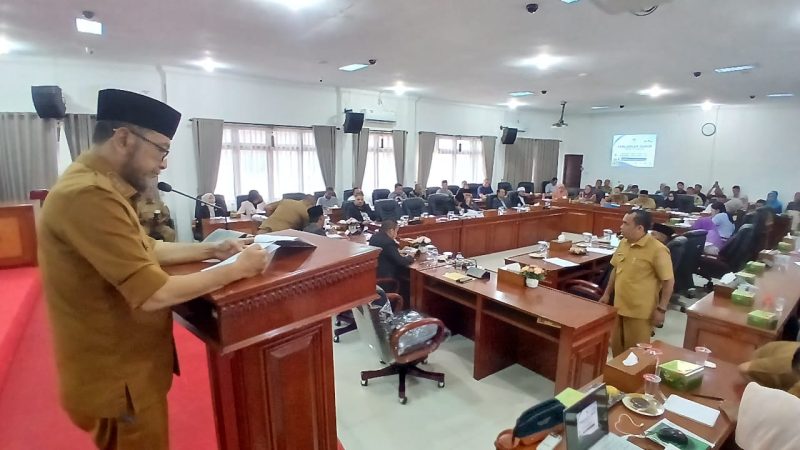 Wakil Bupati Bireuen, Ir H Razuardi, MT menyampaikan sambutan di ruang sidang DPRK, Selasa (14/7) pagi.