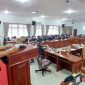 Wakil Bupati Bireuen, Ir H Razuardi, MT menyampaikan sambutan di ruang sidang DPRK, Selasa (14/7) pagi.