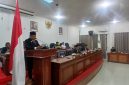 Bupati Bireuen, Ir H Mukhlis, ST membaca sambutan tertulis di ruang sidang DPRK Bireuen, Senin (20/7) sore.
