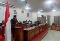 Bupati Bireuen, Ir H Mukhlis, ST membaca sambutan tertulis di ruang sidang DPRK Bireuen, Senin (20/7) sore.