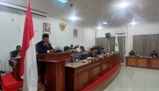 Bupati Bireuen, Ir H Mukhlis, ST membaca sambutan tertulis di ruang sidang DPRK Bireuen, Senin (20/7) sore.