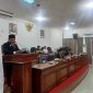 Bupati Bireuen, Ir H Mukhlis, ST membaca sambutan tertulis di ruang sidang DPRK Bireuen, Senin (20/7) sore.