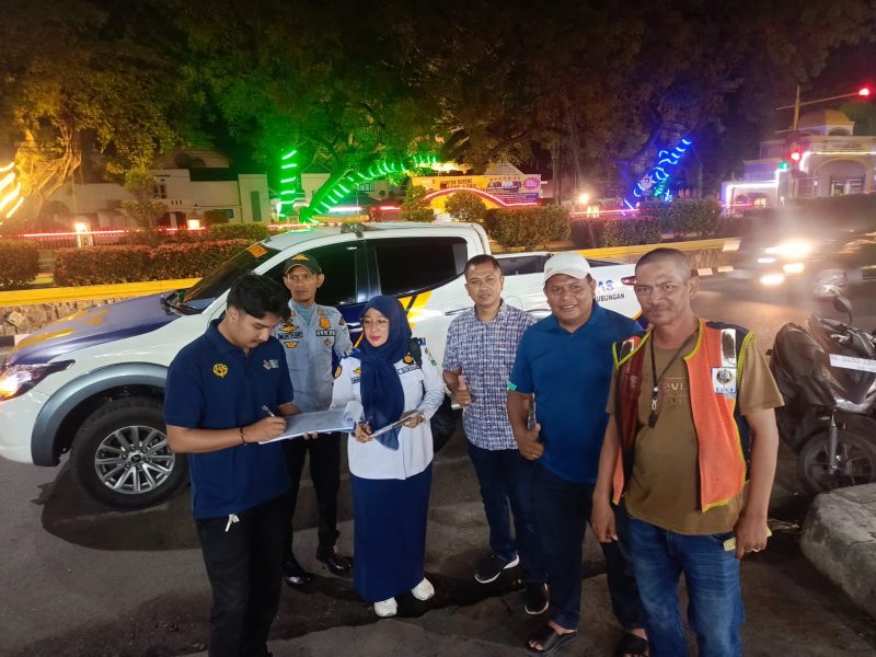 Petugas Dinas Perhubungan Bireuen survei lokasi lahan parkir diseputaran pusat Kota Bireuen.