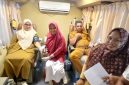 Petugas UPD RSUD dr Fauziah lagi melayani pendonor darah dalam Bus UTD di kantor Camat Peusangan, Senin (27/7) pagi.