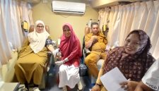 Petugas UPD RSUD dr Fauziah lagi melayani pendonor darah dalam Bus UTD di kantor Camat Peusangan, Senin (27/7) pagi.