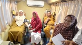 Petugas UPD RSUD dr Fauziah lagi melayani pendonor darah dalam Bus UTD di kantor Camat Peusangan, Senin (27/7) pagi.