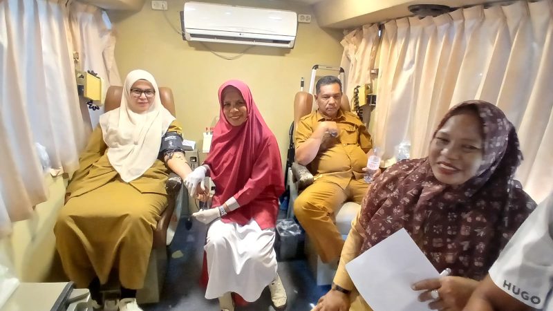 Petugas UPD RSUD dr Fauziah lagi melayani pendonor darah dalam Bus UTD di kantor Camat Peusangan, Senin (27/7) pagi.