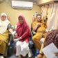 Petugas UPD RSUD dr Fauziah lagi melayani pendonor darah dalam Bus UTD di kantor Camat Peusangan, Senin (27/7) pagi.