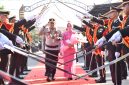 Kapolres Bireuen baru, AKBP Yulhendri, SH dan istri disambut dengan tradisi jajar hormat dan pedang pora, Senin (20/7) pagi