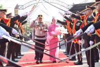 Kapolres Bireuen baru, AKBP Yulhendri, SH dan istri disambut dengan tradisi jajar hormat dan pedang pora, Senin (20/7) pagi
