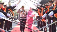 Kapolres Bireuen baru, AKBP Yulhendri, SH dan istri disambut dengan tradisi jajar hormat dan pedang pora, Senin (20/7) pagi