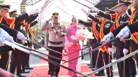 Kapolres Bireuen baru, AKBP Yulhendri, SH dan istri disambut dengan tradisi jajar hormat dan pedang pora, Senin (20/7) pagi