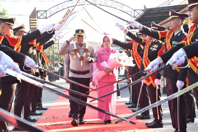 Kapolres Bireuen baru, AKBP Yulhendri, SH dan istri disambut dengan tradisi jajar hormat dan pedang pora, Senin (20/7) pagi