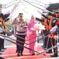 Kapolres Bireuen baru, AKBP Yulhendri, SH dan istri disambut dengan tradisi jajar hormat dan pedang pora, Senin (20/7) pagi