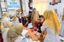 Kajari Bireuen, Yarnes, SH.,MH didampingi Kadinkes dr Irwan melakukan pemeriksaan kesehatan di klik Kejari, Selasa (7/7) pagi.