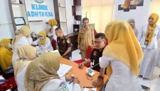 Kajari Bireuen, Yarnes, SH.,MH didampingi Kadinkes dr Irwan melakukan pemeriksaan kesehatan di klik Kejari, Selasa (7/7) pagi.