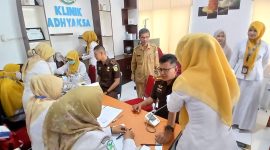 Kajari Bireuen, Yarnes, SH.,MH didampingi Kadinkes dr Irwan melakukan pemeriksaan kesehatan di klik Kejari, Selasa (7/7) pagi.