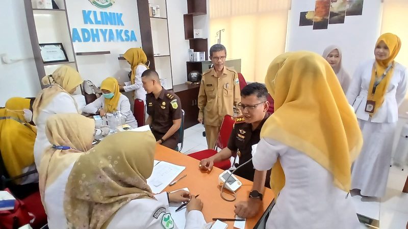 Kajari Bireuen, Yarnes, SH.,MH didampingi Kadinkes dr Irwan melakukan pemeriksaan kesehatan di klik Kejari, Selasa (7/7) pagi.