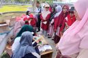 Petugas Klinik Pratama Bunda Lina Bireuen, melayani peserta usai senam prolanis di Taman RTH Cot Gapu, Sabtu (18/7) pagi.