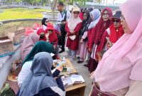 Petugas Klinik Pratama Bunda Lina Bireuen, melayani peserta usai senam prolanis di Taman RTH Cot Gapu, Sabtu (18/7) pagi.