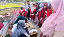 Petugas Klinik Pratama Bunda Lina Bireuen, melayani peserta usai senam prolanis di Taman RTH Cot Gapu, Sabtu (18/7) pagi.