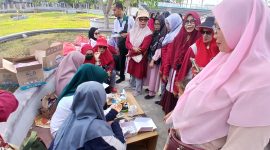 Petugas Klinik Pratama Bunda Lina Bireuen, melayani peserta usai senam prolanis di Taman RTH Cot Gapu, Sabtu (18/7) pagi.