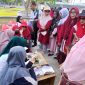 Petugas Klinik Pratama Bunda Lina Bireuen, melayani peserta usai senam prolanis di Taman RTH Cot Gapu, Sabtu (18/7) pagi.