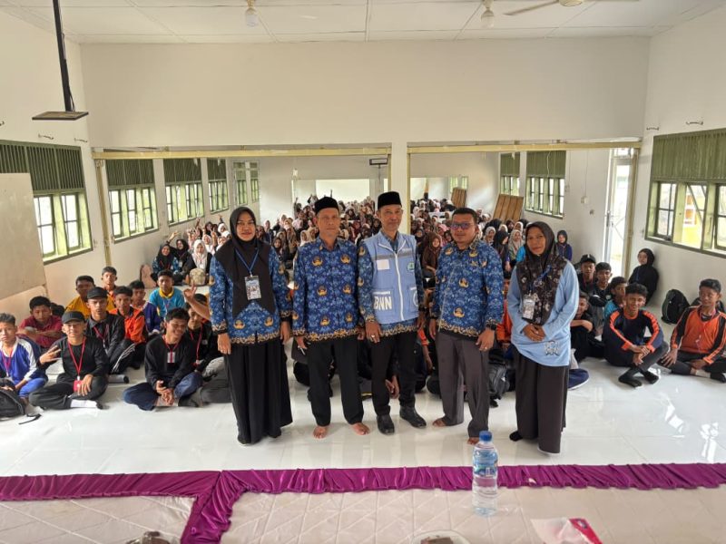 SMKN I Peusangan dan BNN berkolaborasi mensosialisasikan tentang bahaya narkoba bagi siswa MPLS, Jum'at (17/7)