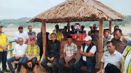 Menteri PU, Doddy Hanggodo dan Bupati H Mukhlis tatap muka bersama warga di Bendungan Irigasi Pante Lhong, Rabu (29/7) sore