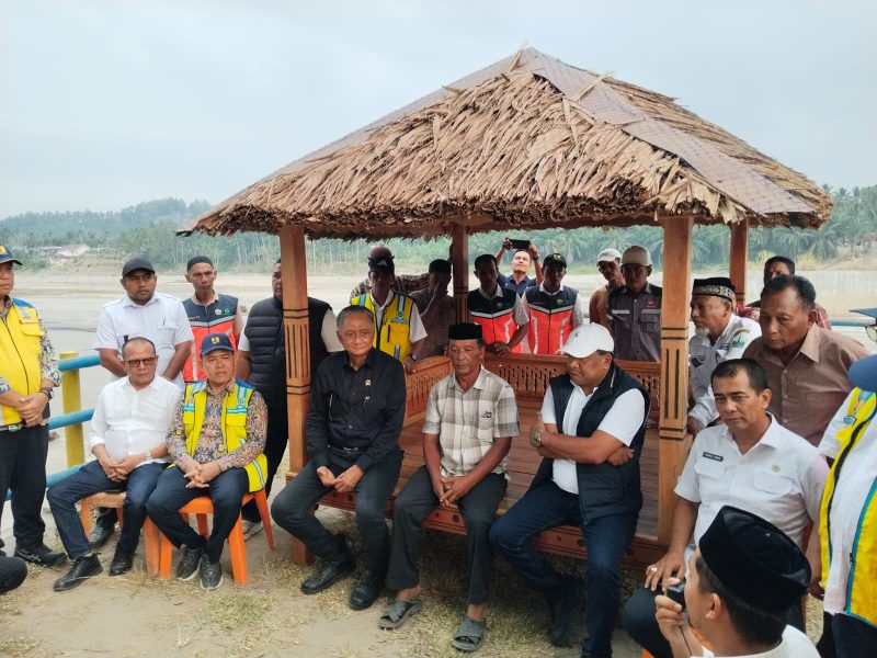 Menteri PU, Doddy Hanggodo dan Bupati H Mukhlis tatap muka bersama warga di Bendungan Irigasi Pante Lhong, Rabu (29/7) sore