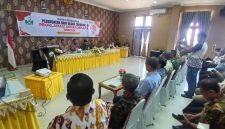 Sekdakab Bireuen, Ismunandar, MT lagi menyampaikan arahan saat rapat di Opprom Kapuspemkab, Kamis (23/7) pagi.