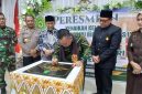 Ketua Pengadilan Tinggi Banda Aceh, Nursyam, S.H.,MHum menandatangani prasasti kenaikan kelas Pengadilan Negeri Bireuen menjadi kelas 1B, Kamis (30/7) pagi.