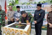 Ketua Pengadilan Tinggi Banda Aceh, Nursyam, S.H.,MHum menandatangani prasasti kenaikan kelas Pengadilan Negeri Bireuen menjadi kelas 1B, Kamis (30/7) pagi.