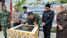 Ketua Pengadilan Tinggi Banda Aceh, Nursyam, S.H.,MHum menandatangani prasasti kenaikan kelas Pengadilan Negeri Bireuen menjadi kelas 1B, Kamis (30/7) pagi.