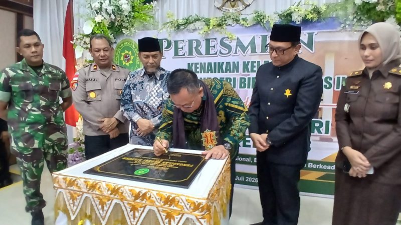Ketua Pengadilan Tinggi Banda Aceh, Nursyam, S.H.,MHum menandatangani prasasti kenaikan kelas Pengadilan Negeri Bireuen menjadi kelas 1B, Kamis (30/7) pagi.