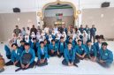 Wakil Rektor III Umuslim Peusangan, Kabupaten Bireuen, Dr drh Zulfikar, MSi bersama mahasiswa KKMT di Gampong Pante Lhong, Rabu (22/7).